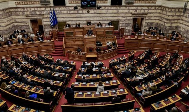 Βουλή: Καταψηφίστηκε η πρόταση μομφής με παρόν Μπογδάνου